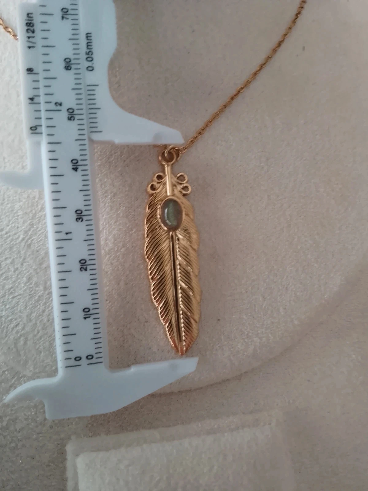 Collar bohemio con pluma y piedra de labradorita – photo 3
